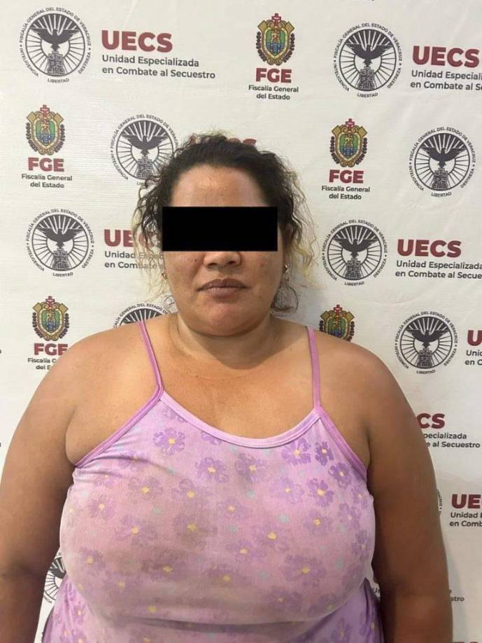 Azucena Yamileth y Jesús Manuel “N” mantenían privado de la libertad a la víctima de 10 años de edad en un inmueble ubicado en la Avenida Constitución, sin número, de colonia Pueblo Unido primera ampliación, en Tenosique, Tabasco; hasta donde llegaron elementos de la UECS Coatzacoalcos logrando la liberación del menor y la detención de los presuntos secuestradores. 