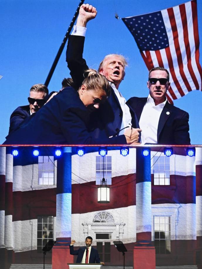 Justo después habló su padre, que estos tres días ha acompañado al exmandatario en la tribuna y ha participado en actos paralelos: “Siempre he estado orgulloso de él, pero nunca más que en ese momento”, apuntó en referencia a ese 13 de julio en el que se libró por poco de la muerte y se levantó al momento con el puño victorioso en alto, dejando para la historia una imagen icónica.