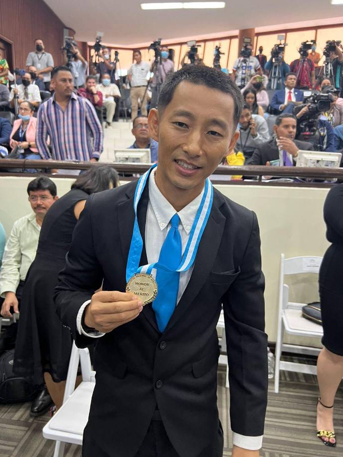 El CN le entregó una medalla y un pergamino. También se presentaron otras personalidades quienes al igual que Shin fueron galardonados. El famoso ha mostrado su interés en la educación de niños y jóvenes hondureños, por lo que a lo largo de 15 años en Honduras ha logrado construir 62 centros educativos y actualmente está trabajando en la edificación de la escuela 63.