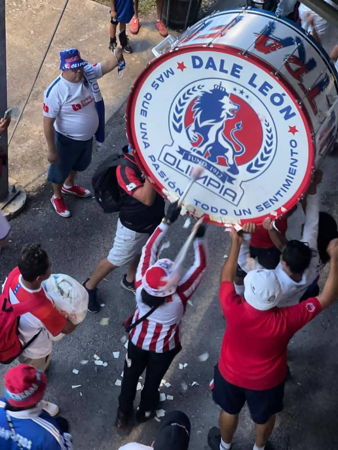 No faltaron los tambores de la Ultra Fiel.