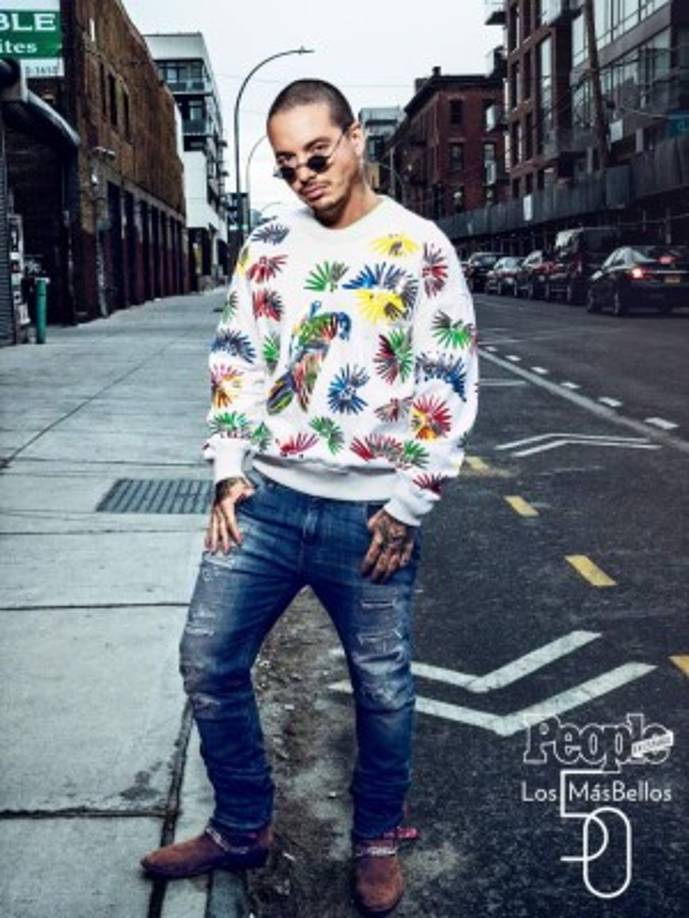 J Balvin posó, pero con modestia, 'No sé qué me vieron', dijo el músico. 'Será los 50 más buena gente'.