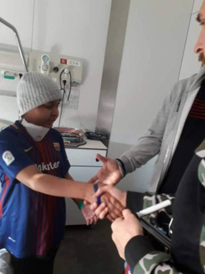 Gustavo saludando a Messi y Suárez.