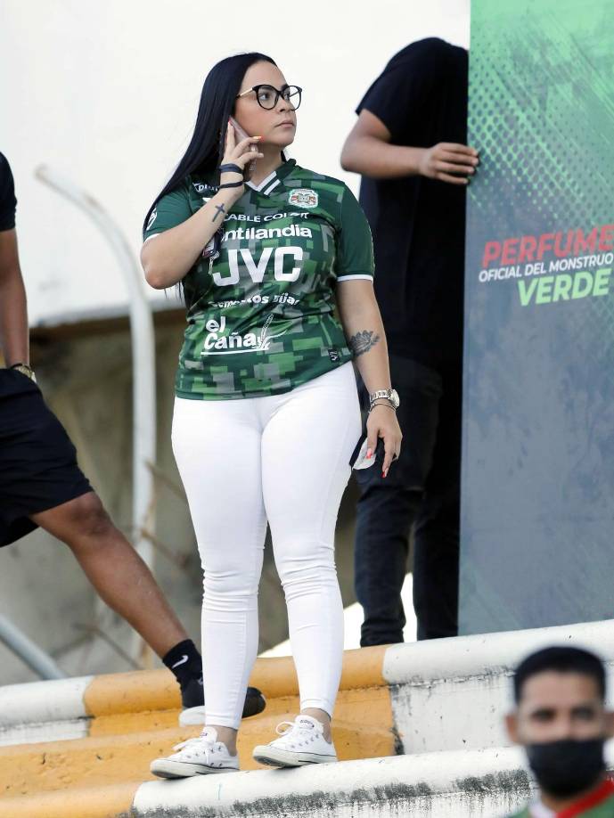 Se trata de Jeimy Álvarez, una linda aficionada del Marathón que siempre apoya a su equipo en las buenas y malas.