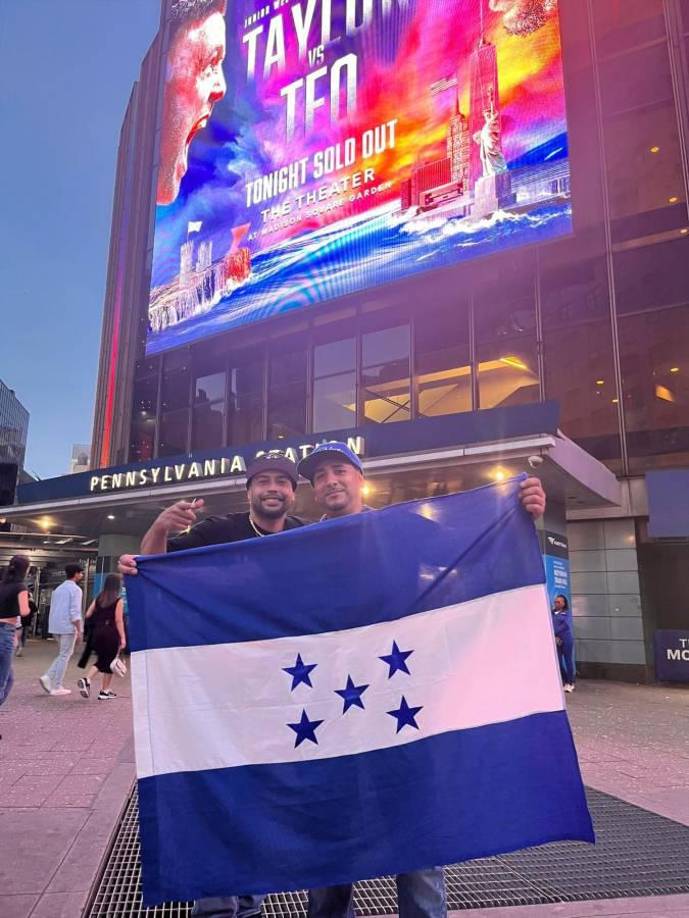 Identificados con la bandera de Honduras, hondureños llegaron al Madison Square Garden para brindarle su apoyo a Teófimo López.