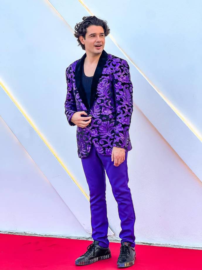 Asimismo, expresó que hasta el 29 de diciembre les tocó salir a ras con la gente que había porque a la gente que se le llamó no quiere trabajar, aunque necesitan dinero. “Es un problema muy grave que tenemos que prestarle atención. No me quiero poner de ejemplo, pero les voy a contar algo”, dijo previo a explicar su caso personal con relación a trabajar. 