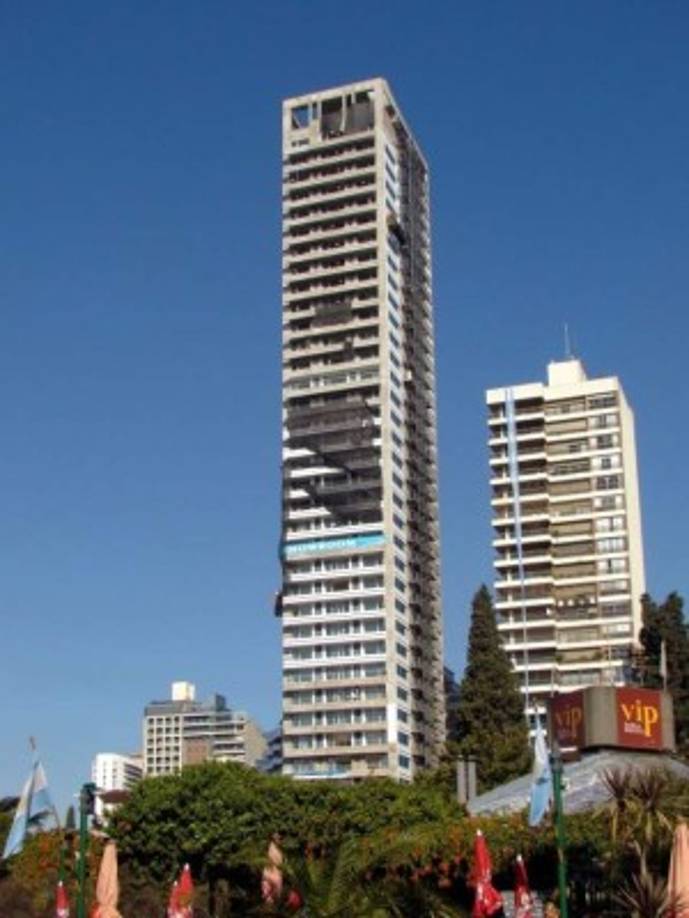 Messi compró un piso en “Aqualina”, un gigantesco edificio de Rosario, Argentina, que tiene 125 metros de altura y 40 plantas de departamentos. Cada unidad está valorizada entre u$s 500.000 y u$s 600.000.