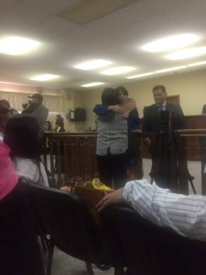 Los abogados de Kevin se abrazan con parientes de Kevin. <br/>