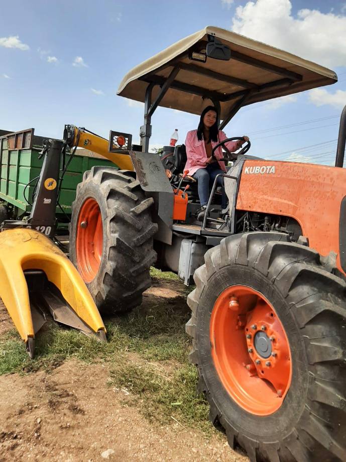 ”Lo bonito es que tuve mi primera oportunidad, estudié un técnico en operación de maquinaria agrícola en La Paz en Infop, cuando culminé mi técnico hice la práctica y reconocieron mi esfuerzo y me dieron la oportunidad y no solo eso, me dieron una escuelita de combinada”.
