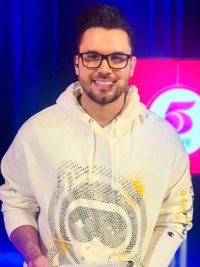 El presentador que reside en Tegucigalpa y trabaja para Televicentro compartió en sus stories de Instagram una fotografía en la que aparece junto a su chica.