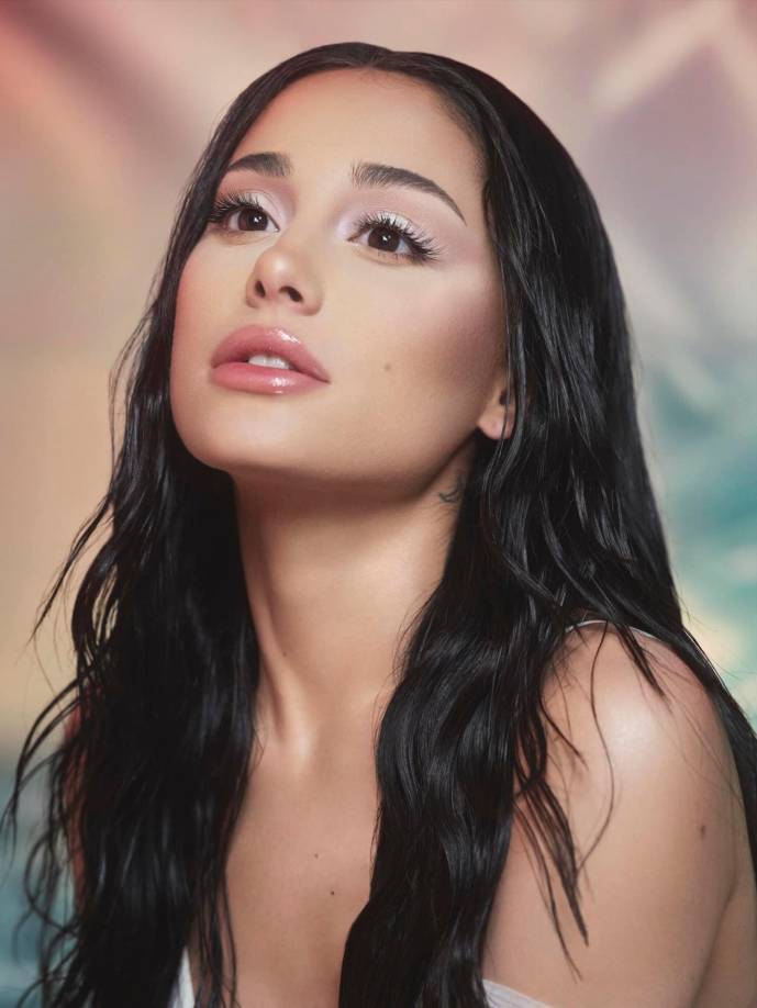 Por el momento, Ariana no ha confirmado ni desmentido un romance con Ethan, todavía no se ha dejado ver en público y son escasas las imágenes en las que aparecen juntos, las únicas que hay fueron tomadas a principios de año durante las grabaciones de <i>Wicked. </i>