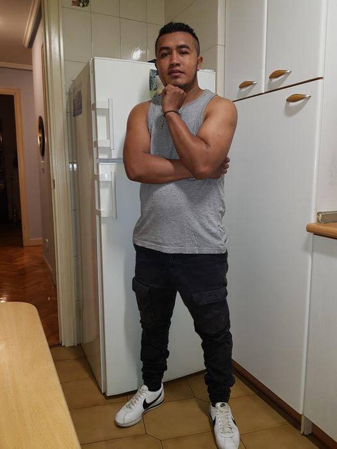 No hay noticias suyas desde el viernes, cuando a eso de las 10:00 pm fue visto entre Plaza Berri y la calle Atzieta, adonde presumiblemente se dirigía camino de los baños públicos, acompañado de otro vecino de Hernani de origen magrebí.