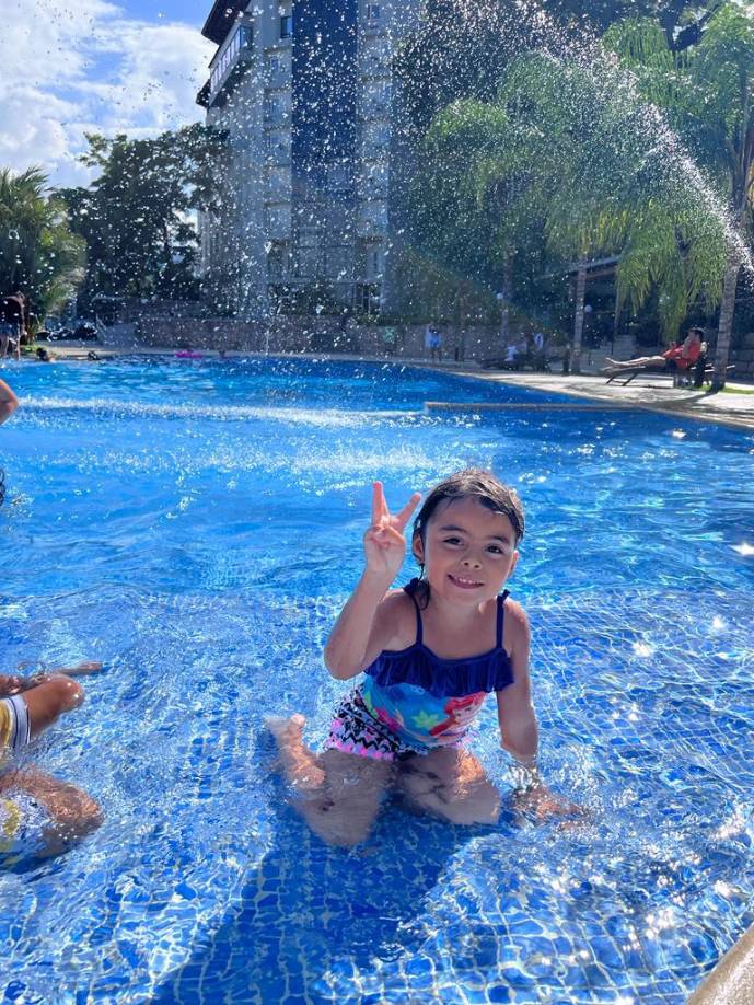 Cuando tenía año y medio subió su primer video a YouTube pero todavía no era popular. 