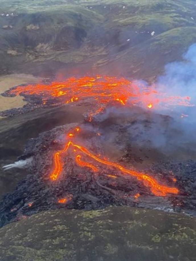 El sistema volcánico de Krysuvik, que no tiene un cráter principal, se encuentra al sur de la montaña Fagradalsfjall, en la península de Reykjanes, en el suroeste de Islandia. El lugar de la erupción se halla a unos 5 km tierra adentro.