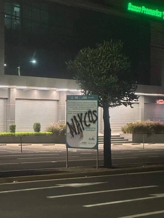 Además, en el bulevar Morazán también se marcaron mensajes similares, como “Narco familia”, haciendo eco del escándalo.