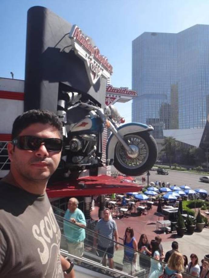 Su esposa e hija, quienes también se encontraban en el vehículo, resultaron ilesas.