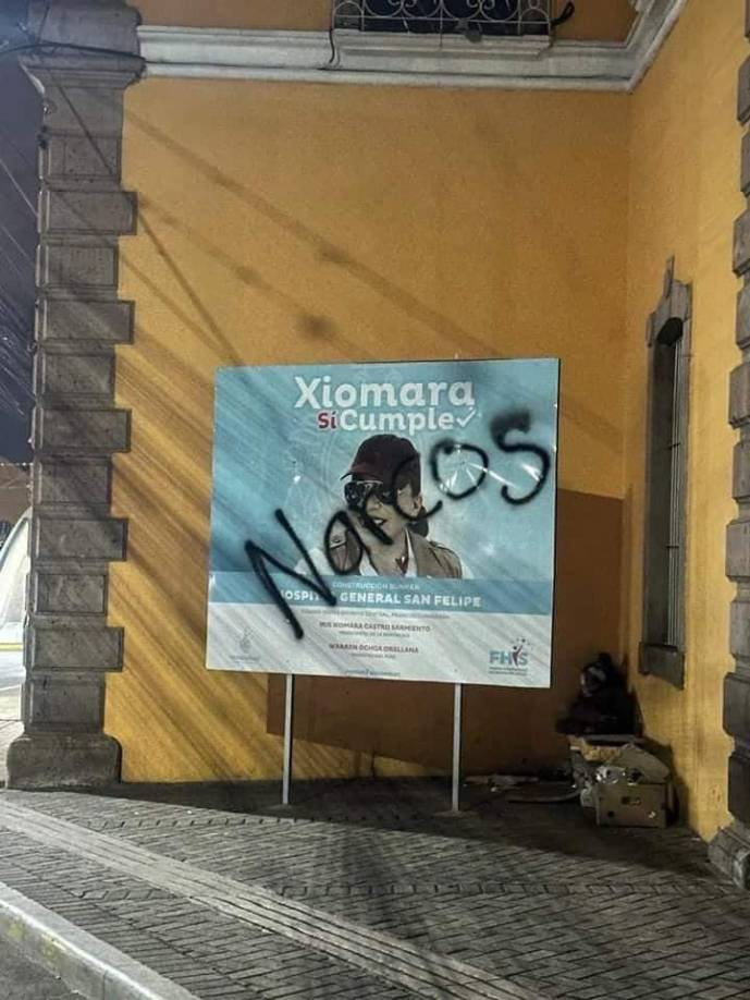 Frente al hospital San Felipe, se colocaron rótulos con la palabra “Narcos” junto a la imagen de la presidenta Xiomara Castro. 