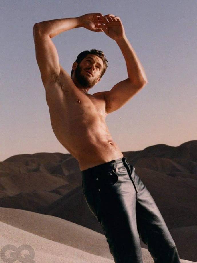 Andrew Garfield rompió una vez más las redes sociales con su nueva sesión de fotos. 