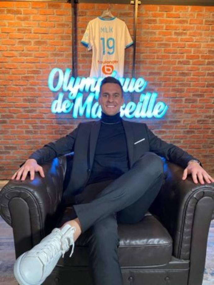 El delantero centro polaco Arkadiusz Milik, del Napoli, jugará cedido en el Olympique de Marsella durante los próximos 18 meses con una obligación de compra al final del período, anunciaron este jueves ambos equipos.<br/><br/>Milik, de 26 años, había sido relacionado en las últimas semanas con varios equipos, incluso algunos españoles como el Atlético de Madrid, ante la incierta situación que atraviesa el club italiano. Varios medios locales indicaron que el precio del traspaso sería de unos 12 millones de euros entre cantidades fijas y variables.