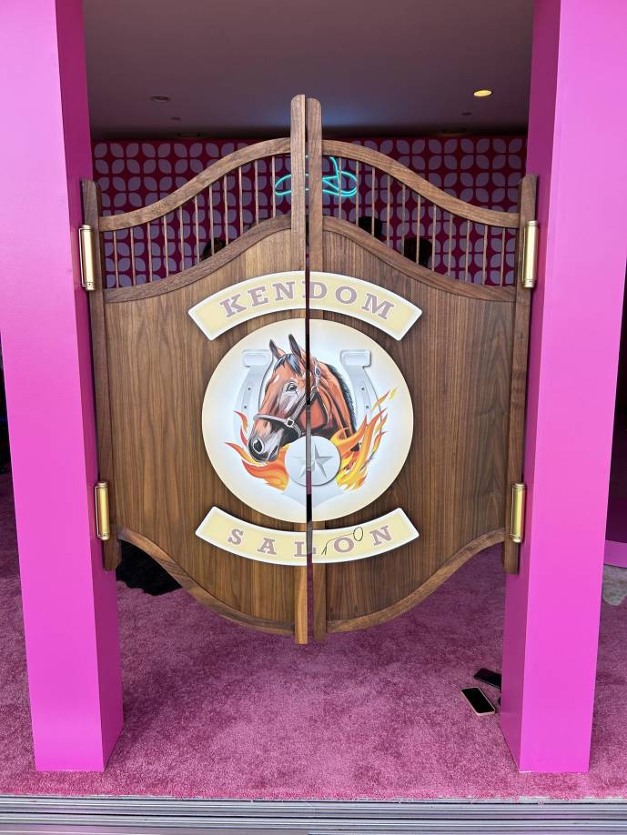 Al igual que aquella casa sesentera, esta no cuenta con cocina, en su lugar tiene asadores con comida de plástico y ha dejado de ser el rincón de soltera de la espigada muñeca al tener a Ken, su pareja, como anfitrión y decorador oficial. 