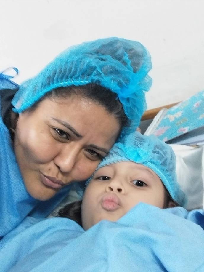 “Me parte el alma ver a mi niña así”, dijo Doris, quien acá aparece con la pequeña Fernanda mientras estaba hospitalizada.
