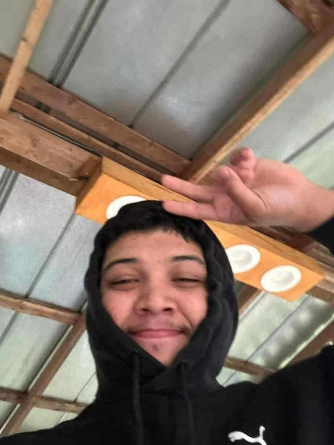 “Quisiera poder sacar fuerzas en estos momentos, pero la vida se encarga de darme noticias malas en un momento de mi vida en donde estaba tan dañado emocionalmente y ahora tener que aceptar todo”, agrega el escrito de su hermano Emilio. 