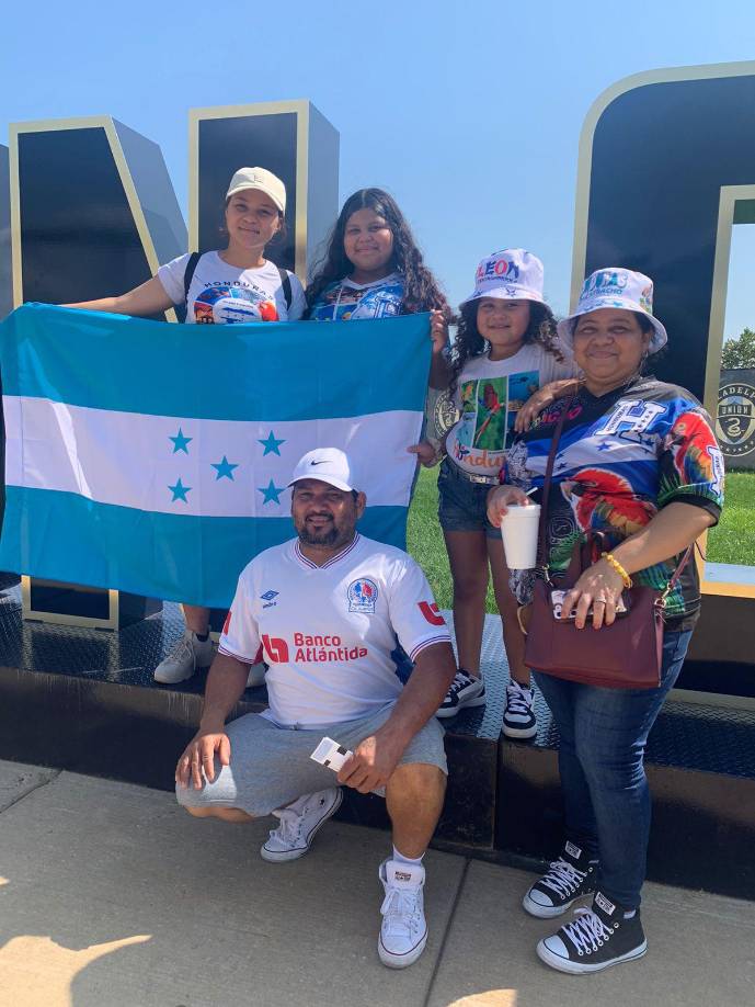 Familias también llegaron para disfrutar del duelo. 