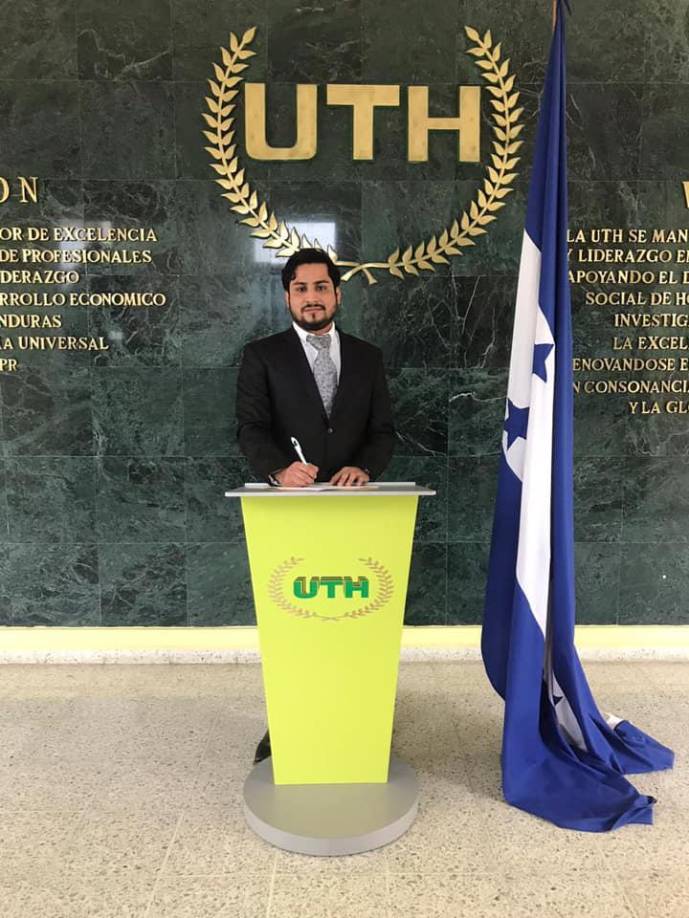 Javier Bonilla se greduó como abogado en el 2020, ejercía su profesión junto con su esposa en un bufete de El Progreso. Con la pandemia empezó a vender comida para sacar adelante a su hijo que ahora tiene 5 años. Ese año se contagió de Covid cuando iba a poner su restaurante, luego se enfermó de los pulmones en su segundo intento, después tuvo un accidente en su tercer intento y fue hasta febrero de este año que pudo ponerlo. Dos meses después llegó el mensaje extorsivo que desencadenó la tragedia.