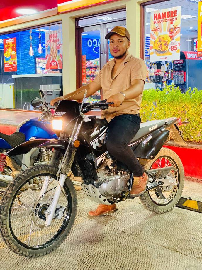 Una amiga de la víctima expresó su dolor en redes sociales, escribiendo: “Mi niño, por qué a ti. Quisiera que fuera una pesadilla, me dejas un vacío enorme en mi corazón. Te voy a amar siempre, mi chiquito, vivirás por siempre en mi corazón”.