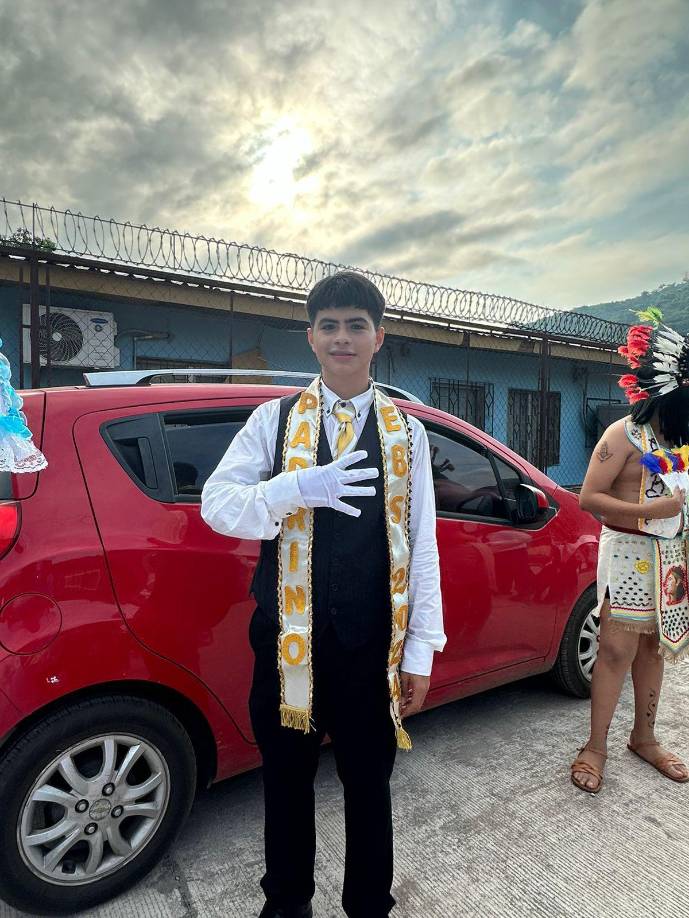 El galán Alex López fue el padrino del Centro Educativo EBS para el año 2024, luciendo impecable en su participación.