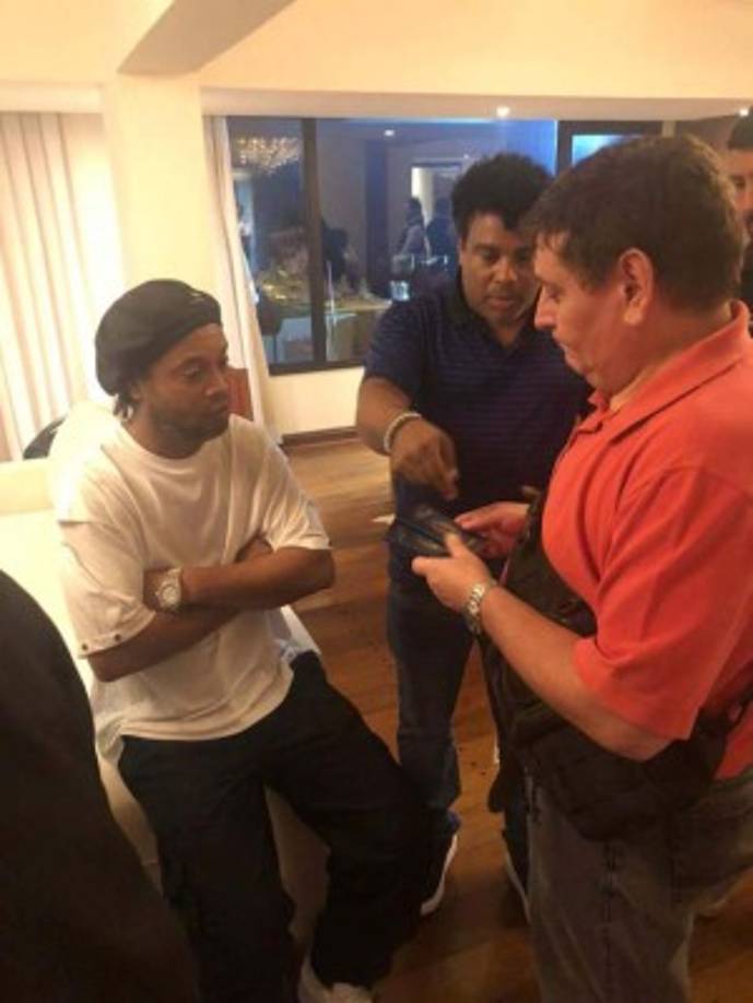 Una de las personas que acudió a visitar a Ronaldinho le hizo entrega de un bolso con frazadas y una muda de ropa.
