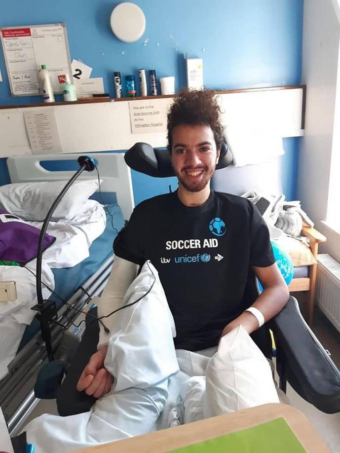 Tras 25 días, el joven despertó del coma. “Cuando se despertó no podía hacer nada”, contó Tracy y explicó que aunque su memoria a corto plazo estaba dañada, su memoria a largo plazo estaba intacta. “No podía moverse, era como un recién nacido, pero las enfermeras dijeron que las estaba siguiendo con los ojos, así que dijeron que había ‘alguien allí’. Está regresando gradualmente y está mejorando todo el tiempo. Su memoria a largo plazo, cosas de la infancia, todavía recuerda todo eso”, relató.