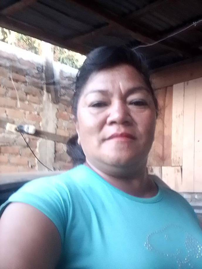 El esposo de Sandra se encontraba dentro de la vivienda cuando escuchó los gritos de auxilio y los disparos. Desesperado, salió para socorrer a su esposa, encontrándola en estado crítico. Alma, en un último esfuerzo, logró pedir ayuda: “Auxilio, ayúdenme, por favor”, pero esas serían sus últimas palabras antes de desvanecerse en los brazos de su esposo.