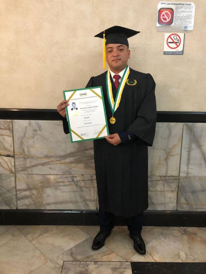 Erick José Aguilera fue destacada en la página de la Policía Nacional ya que se graduó con honores de la universidad.