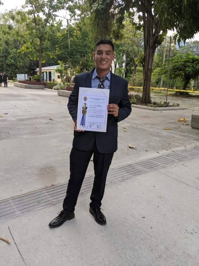 Kevin Fúnez es un licenciado en Informática egresado de la Universidad Nacional Autónoma de Honduras en el Valle de Sula.