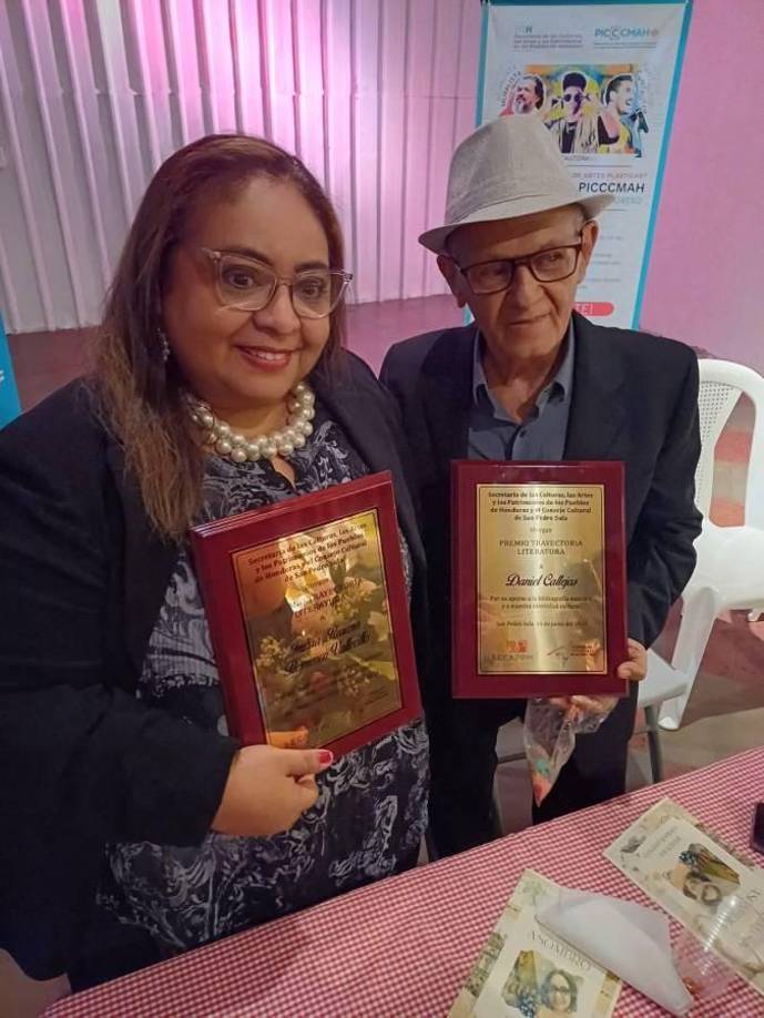 Indira Flamenco - De La Ceiba, Atlántida, nacida en 1969. Docente y escritora. Sus obras son: “Cuando las rocas fecundan el llanto”, “Ciudad sin asombro”; mientras los microrrelatos de la autora han sido publicados recientemente en la antología “El baile del Dinosaurio” y próximamente en la antología “Ventana Breve: Microrrelatos de doce Mujeres Hondureñas”, entre otros. Como docente universitaria ha hecho diversas investigaciones, tales como: Aculturación de Ritos y Tradiciones Garífunas, Descripción e Interpretación de un Dugü, Estratificación Lingüística en las Comunidades de Llama, San Vicente Centenario, Gualala, Chinda y Gualjoco, en Santa Bárbara; Recopilación de Literatura Oral en las Comunidades Tolupanes de El Palmar y Plan Grande, Yoro; Argot y Valor Semiológico de los Tatuajes en el Centro Penal Sampedrano, entre otros. 
