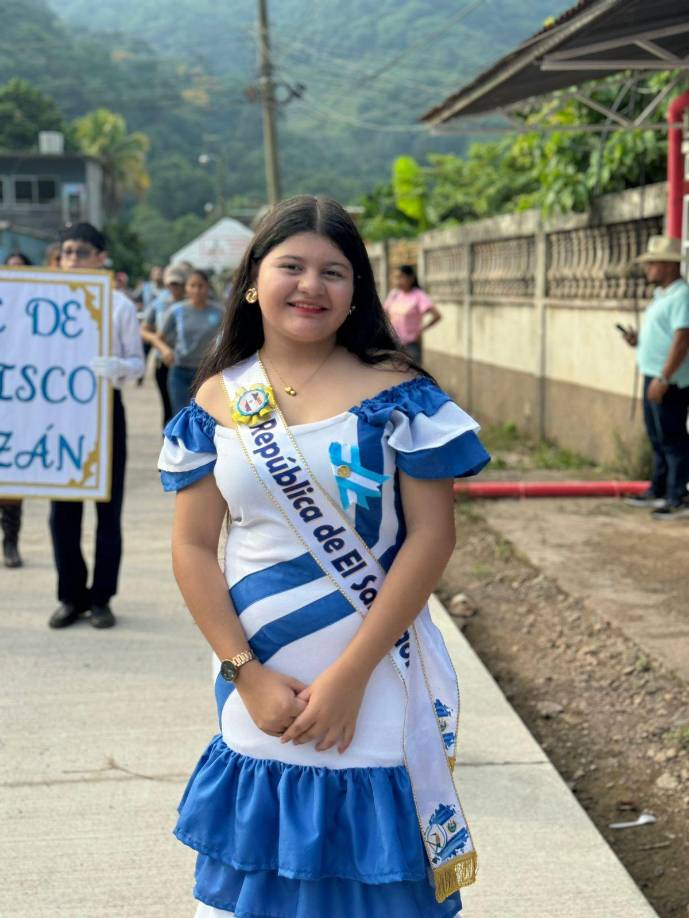 Juleysi Zohe Coleman Pérez representó con honor al país de El Salvador en el desfile, siendo una embajadora de las federaciones centroamericanas.