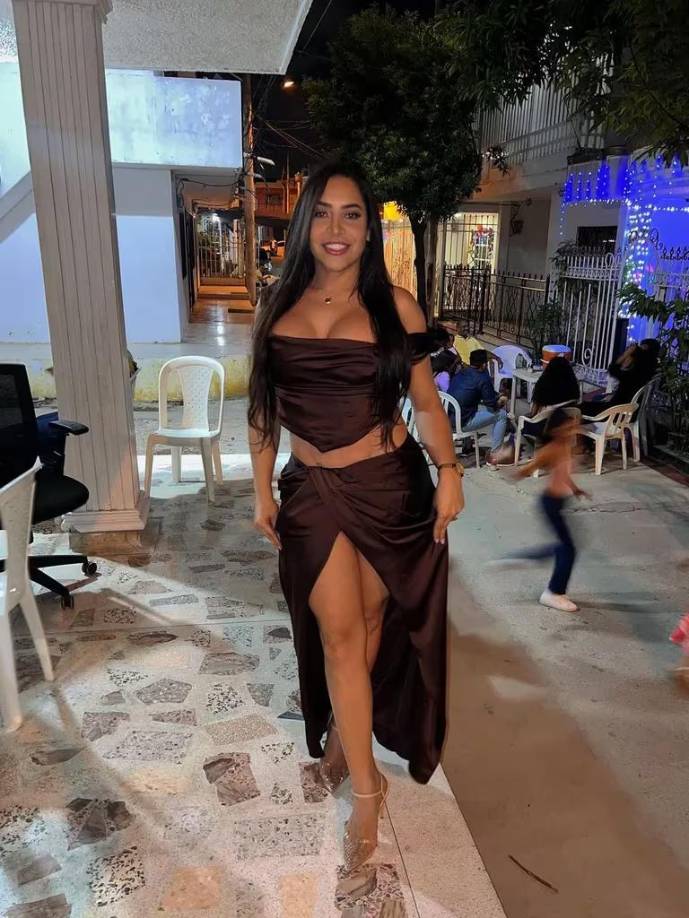 Se trata de Linda Yepes, la primera presentadora de televisión trans en Colombia. Algunos usuarios afirman que Yepes es la persona que acompaña al mandatario en un video grabado en Ciudad de Panamá el pasado lunes.