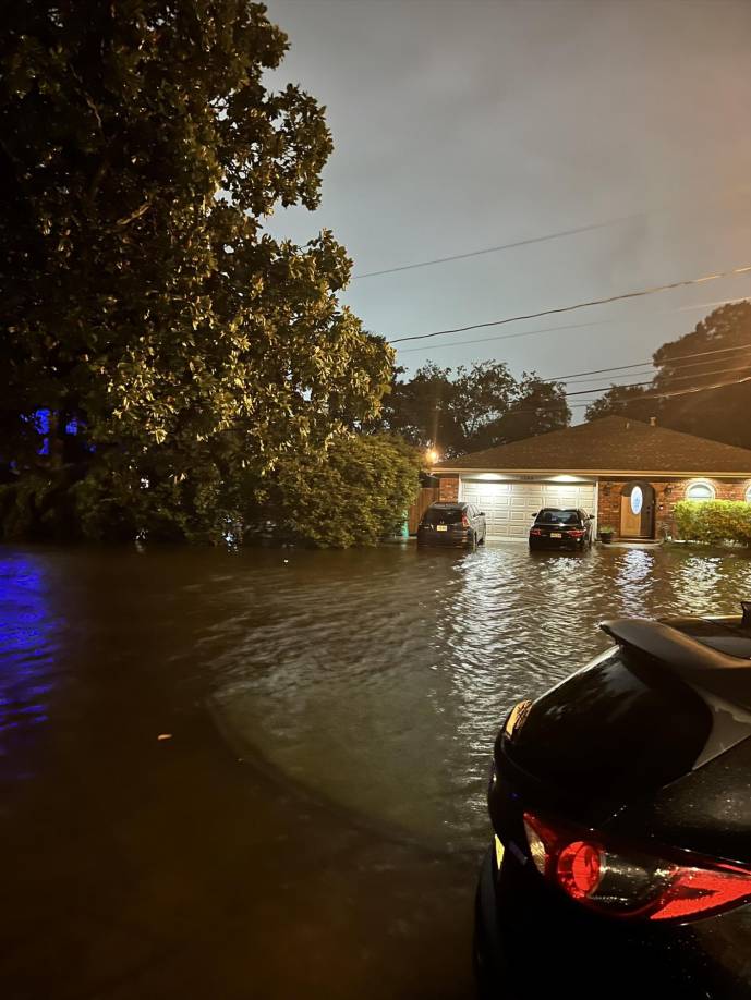 La Guardia Nacional del estado ha recibido órdenes de socorrer a la zonas que pudieran verse más afectadas por Francine con alimentos y agua por medio de 400 vehículos diseñados para superar aguas altas, cerca de un centenar de lanchas y medio centenar de helicópteros.