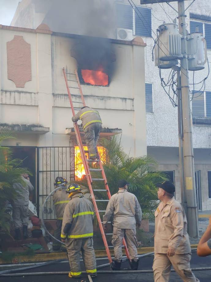 Asimismo, afirmaron que dentro de la casa había material de reciclaje; además, comentaron que la señora sufre “problemas mentales”, ya que guardaba basura en su vivienda. 