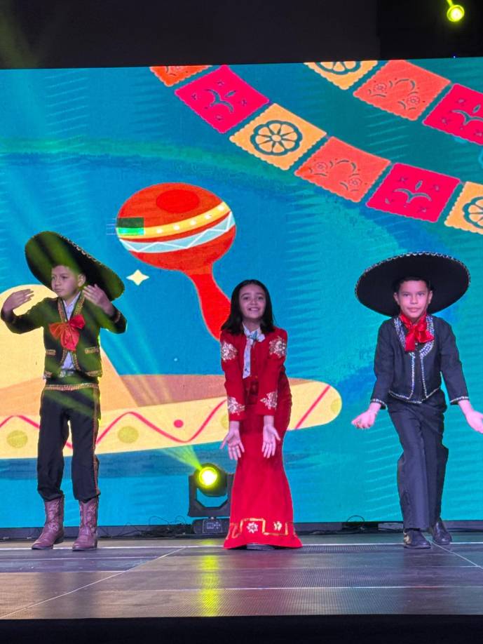 Asimismo, el juego de luces y la pantalla de apoyo con temática hizo que la producción fuese un éxito. La puesta en escena y la conexión con el público permitieron un ambiente divertido y dinámico. 