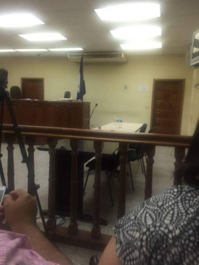 A las 5:45 pm aún no habían ingresado a la sala del tribunal los jueces ni Kevin Solórzano.