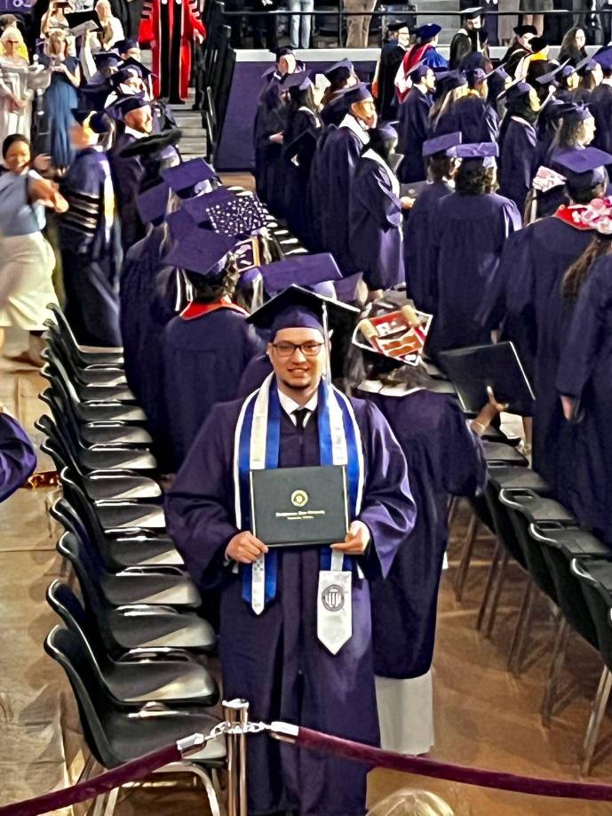 Hace unos días el joven logró graduarse con honores de la Northwestern State University en Luisiana, obteniendo doble titulación en Piano Performance y Music Business.