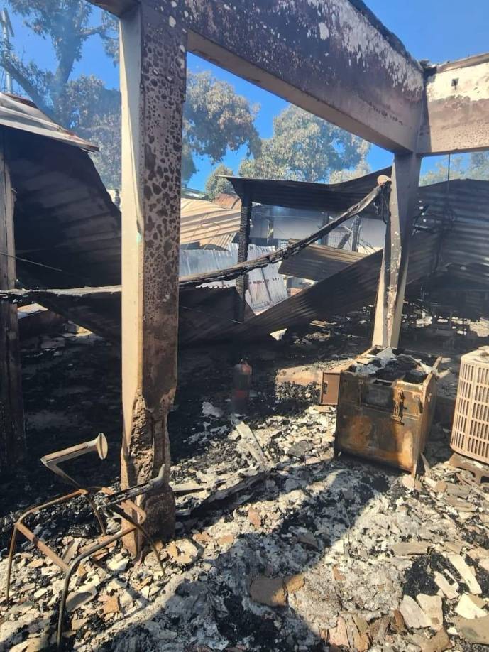 Las fotografías son dolorosas, el fuego consumió todo a su paso, lo único que quedó en pie fueron las bases de concreto de la estructura. 