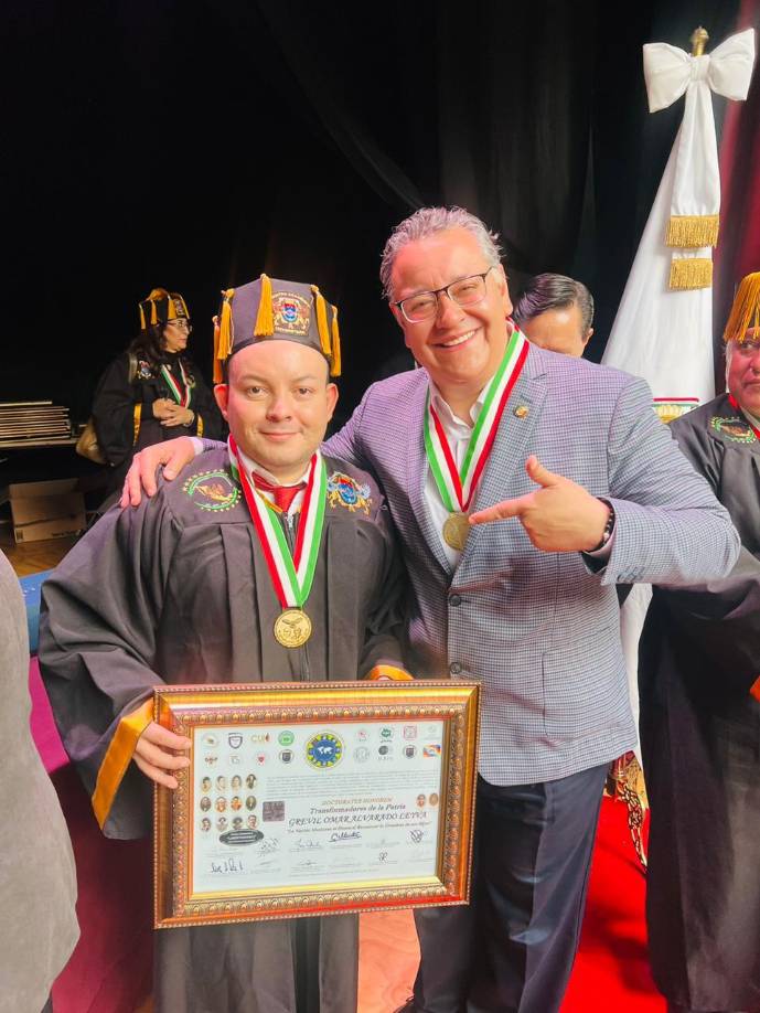 Fue el senador de la República de México Gabriel García Hernández quien entregó el titulo a través de la conferencia internacional de la comunidad universitaria como doctor Honoris Causa.
