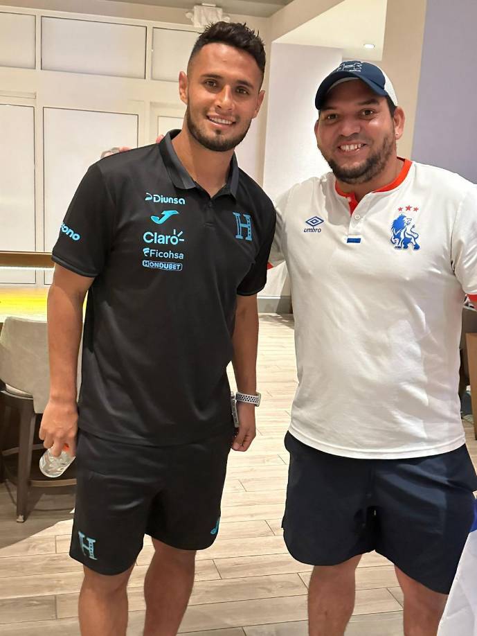 Este aficionado se tomó varias fotos con los futbolistas, uno de ellos Alex López exjugador del Alajuelense de Costa Rica y que actualmente está definiendo su futuro. 