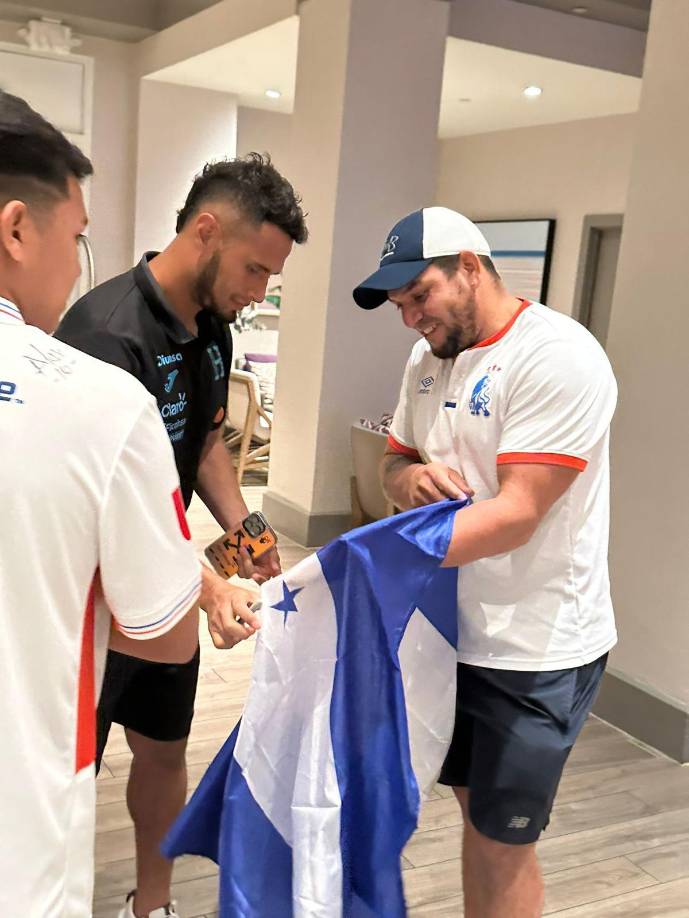 Asimismo, aprovechó para darle su autógrafo al aficionado que estuvo presente en el hotel.