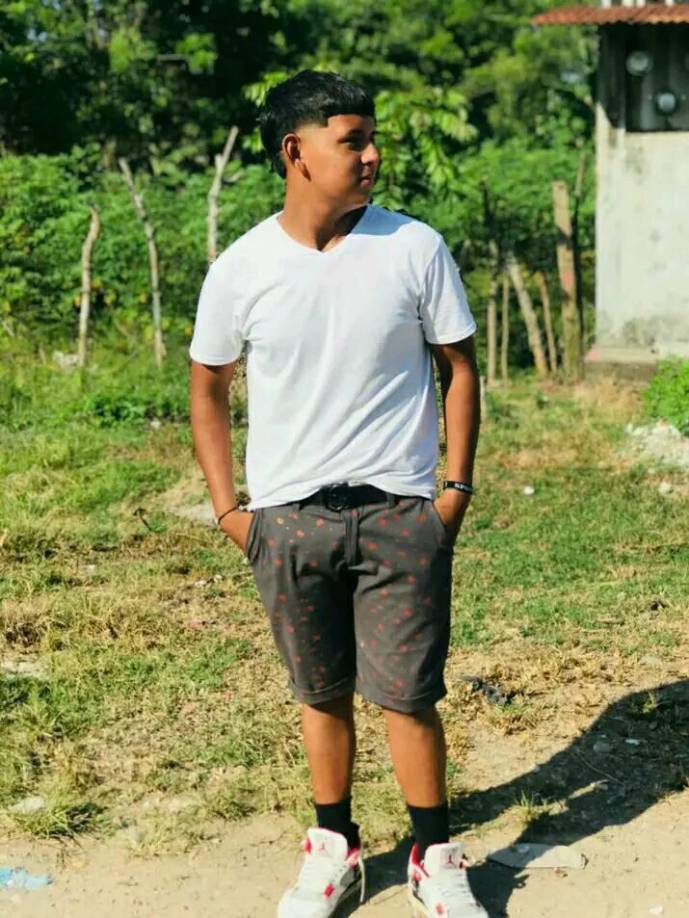 ”Da pesar porque son jóvenes que conocemos desde niños y que los hemos visto crecer”, lamentó uno de las amigas de Axel.