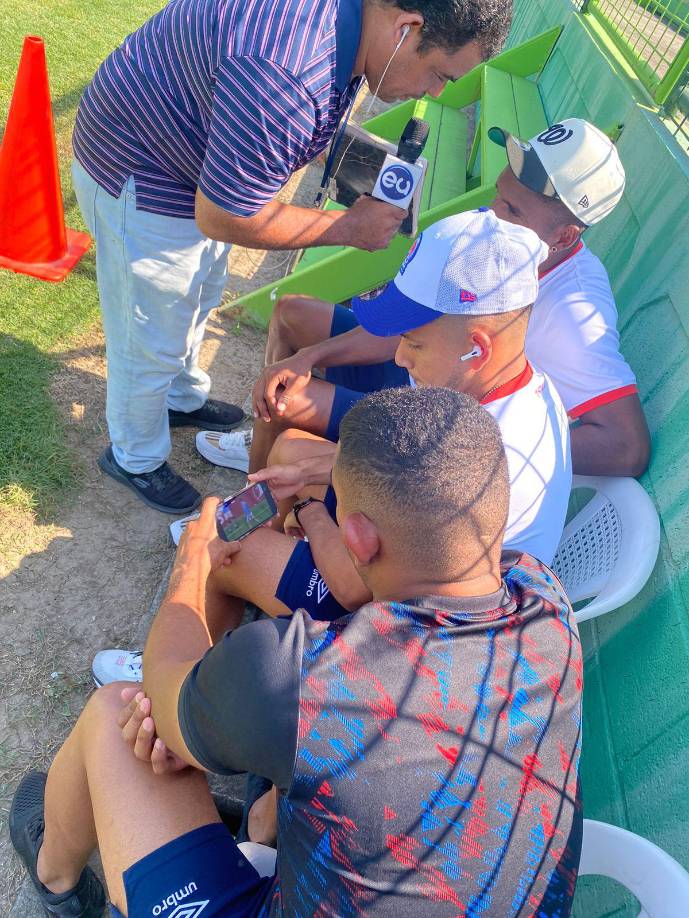 Los futbolistas del Olimpia no se perdieron el partido en el Etihad Stadium.