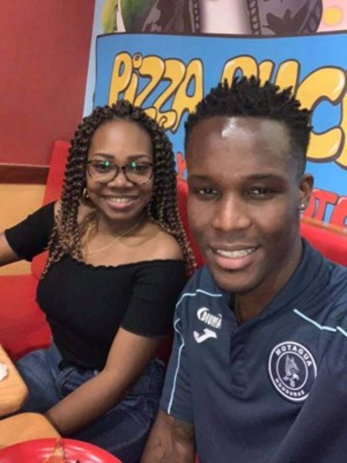 Mediante sus redes sociales, Rubilio Castillo se ha encargado de compartir fotos con su esposa e inclusive ofreció disculpas por lo acontecido. 'Pido disculpas por este mal sabor de boca, no somos una familia de estos casos', escribió el goleador del Motagua.