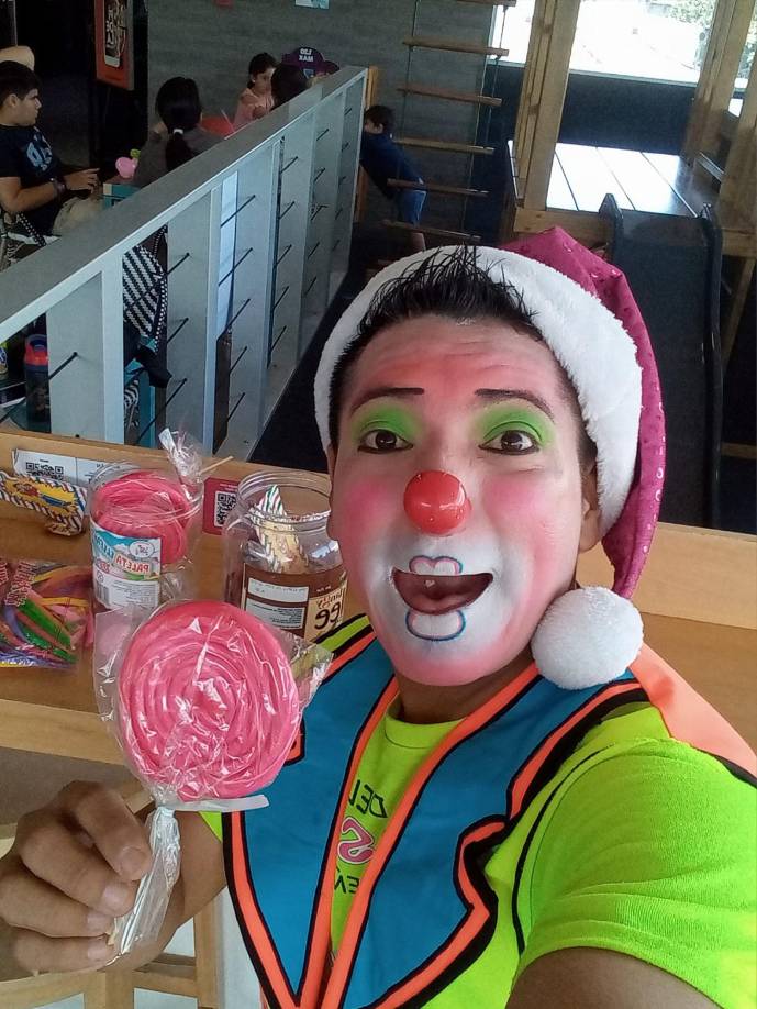 El Payaso Zacatillo comenzó se subiéndose a los buses a animar.